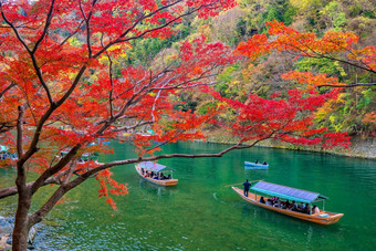 色彩斑斓的<strong>岚山</strong>秋天季节沿着的河《京都议定书》日本