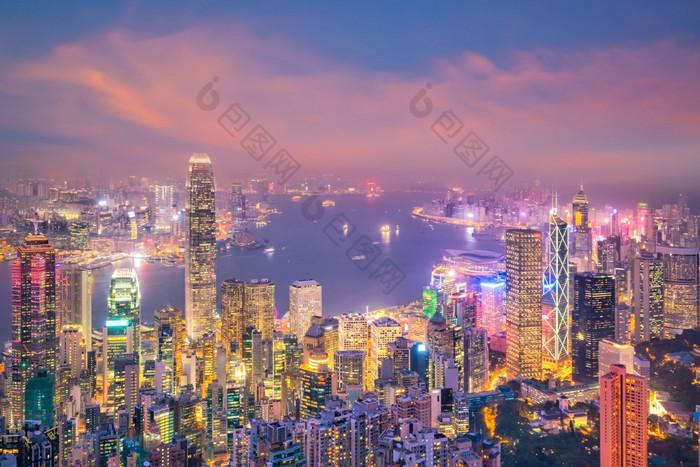 在香港香港城市天际线与维多利亚港视图《暮光之城》从前视图