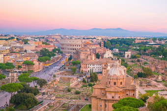 前视图罗马城市天际线与罗马圆形大剧场和罗马论坛意大利