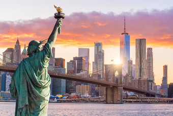 雕像自由和新纽约城市天际线日落曼联州