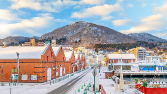城市景观的历史红色的砖仓库和山函馆《暮光之城》函馆北海道日本冬天