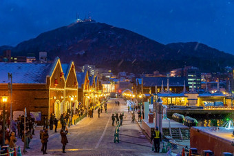 城市景观的历史红色的砖仓库和山函馆《暮光之城》函馆北海道日本冬天