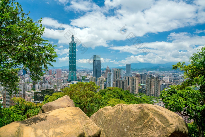 天际线市中心台北台湾与蓝色的天空