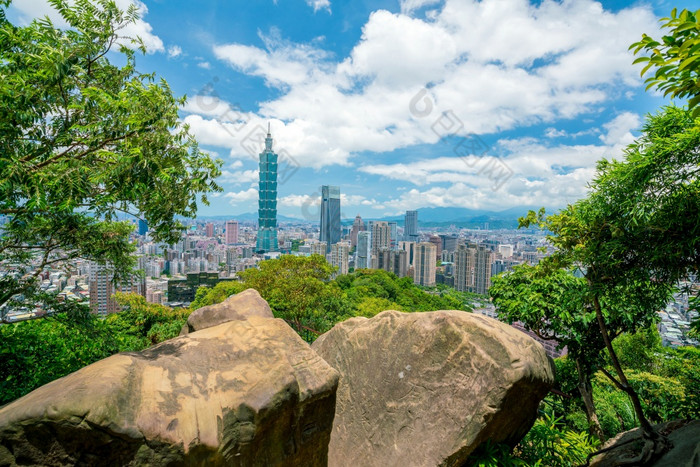 天际线市中心台北台湾与蓝色的天空
