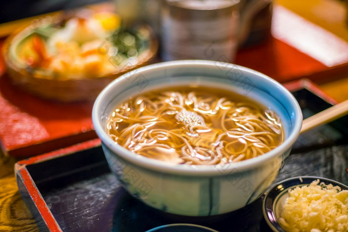 传统的《京都议定书》风格荞麦面条日本餐厅