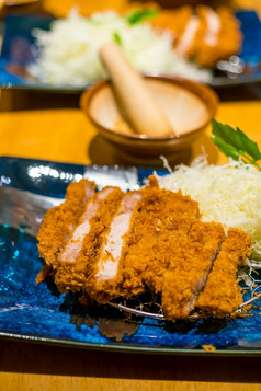 日本炸猪排油炸猪肉肉片完整的集服务与碎卷心菜