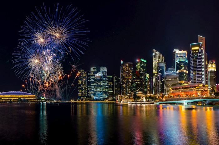 全景视图新加坡城市天际线和美丽的烟花玛丽娜湾