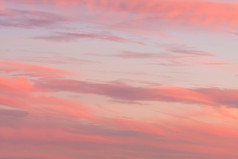 色彩斑斓的日落天空与云为背景