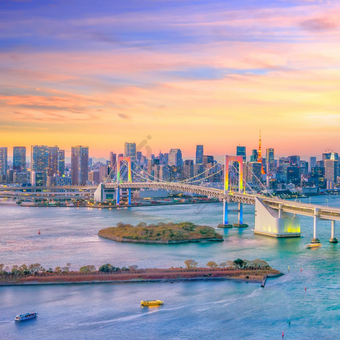 东京天际线与东京塔和彩虹桥日落日本图片