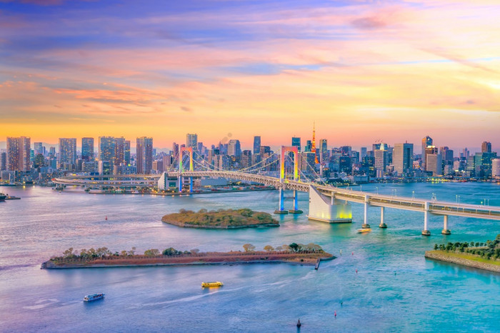 东京天际线与东京塔和彩虹桥日落日本图片