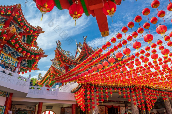 中国农历新年庆祝活动之前更换灯笼内保持寺庙(泥中国人新一年