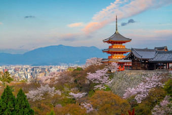 老小镇《京都议定书》在樱花季节日本日落