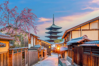 老小镇《京都议定书》在樱花季节日本日落