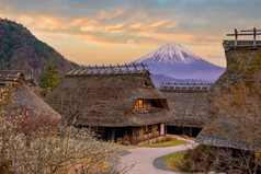老日本风格房子和富士日落日本