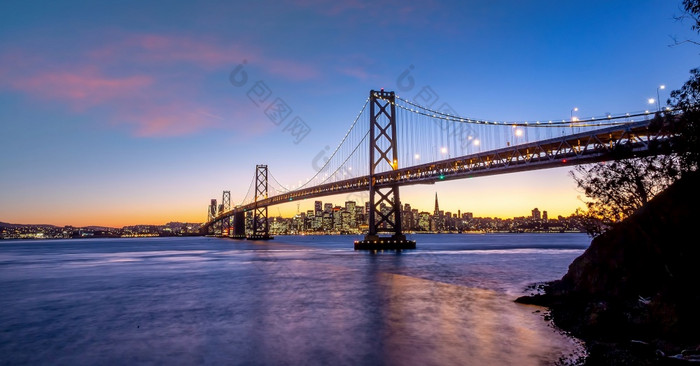 downtow城市天际线和著名的金门桥三旧金山加州美国日落