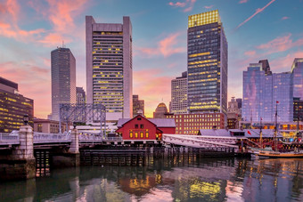 波士顿港口天际线和金融区麻萨诸塞州美国日落