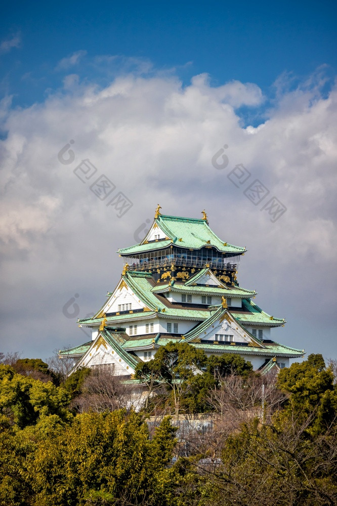 大阪城堡与蓝色的天空大阪日本