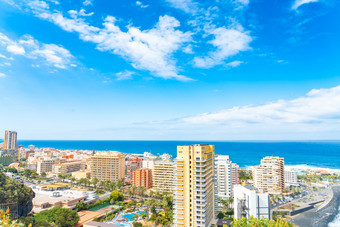 景观的城市的海洋与蓝色的勺子与云波多黎各克鲁兹阳光明媚的一天tenerife西班牙景观的城市的海洋与蓝色的勺子与云波多黎各克鲁兹阳光明媚的一天tenerife西班牙