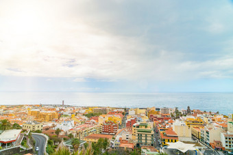景观的城市的海洋与蓝色的勺子与云波多黎各克鲁兹阳光明媚的一天tenerife西班牙景观的城市的海洋与蓝色的勺子与云波多黎各克鲁兹阳光明媚的一天tenerife西班牙