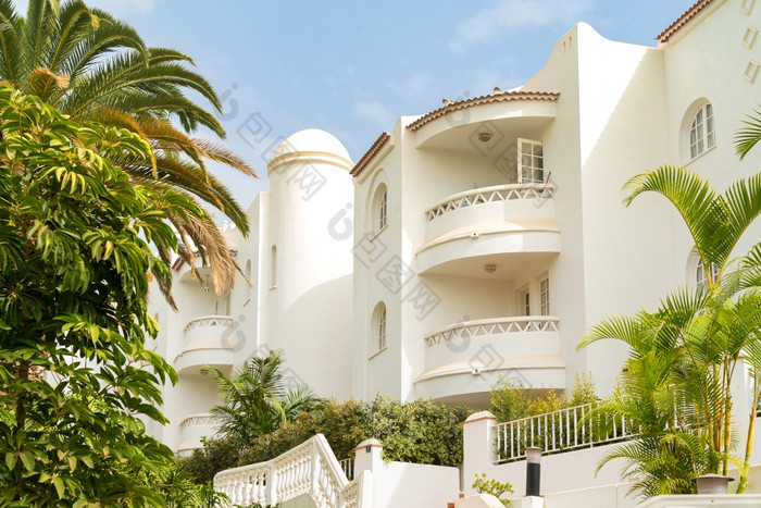白色美丽的房子与异国情调的花园充满活力的棕榈树和蓝色的天空tenerife西班牙白色美丽的房子与异国情调的花园充满活力的棕榈树和蓝色的天空tenerife西班牙