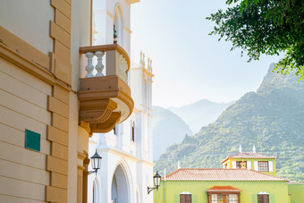 视图的山地丁烷从的街小镇tenerife<strong>老</strong>西<strong>班</strong>牙语建筑与fogge山背景阳光明媚的一天西<strong>班</strong>牙tenerife这些筒仓视图的山地丁烷从的街小镇tenerife<strong>老</strong>西<strong>班</strong>牙语建筑与fogge山背景阳光明媚的一