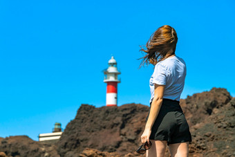 年轻的女人与太阳镜站前面<strong>灯</strong>塔岩石海岸女孩附近法尔沃卡尼克岩石阳光明媚的一天与明<strong>亮</strong>的蓝色的天空<strong>灯</strong>塔海洋海岸年轻的女人与太阳镜站前面<strong>灯</strong>塔岩石海岸女孩附近法尔沃卡尼克岩石阳光明媚的一天与明<strong>亮</strong>的蓝色的天空<strong>灯</strong>塔