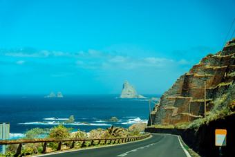 路著名的benijo海滩路的山沿着海洋海岸tenerife西班牙风景优美的视图海洋岩石海岸路著名的benijo海滩路的山沿着海洋海岸tenerife西班牙风景优美的视图海洋岩石海岸