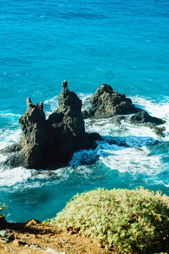 的观<strong>点</strong>著名的benijo岩石与海洋<strong>波</strong>破碎位于benijo海滩见过从以上tenerife西班牙的观<strong>点</strong>著名的benijo岩石与海洋<strong>波</strong>破碎位于benijo海滩见过从以上tenerife西班牙