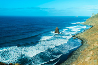 的观点著名的benijo岩石位于benijo海滩见过从的路的山tenerife西班牙风景优美的视图海洋岩石海岸的观点著名的benijo岩石位于benijo海滩见过从的路的山tenerife西班牙风景优