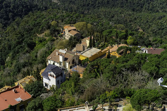 石头房子的山包围与树小绒毛附近巴塞罗那西班牙石头房子的山包围与树小绒毛附近巴塞罗那西班牙