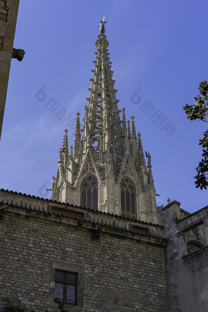 雕像圣欧拉靠山圣的城市的尖塔的大都会大教堂教堂巴塞罗那位于的哥特季度加泰罗尼亚西班牙欧洲雕像圣欧拉靠山圣的城市的尖塔的大都会大教堂教堂巴塞罗那位于的哥特季度加泰罗尼亚西班牙欧洲