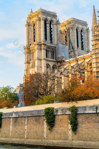 我们的爵士巴黎大教堂法国美妙的哥特体系结构秋天视图从的他的河我们的爵士巴黎大教堂法国美妙的哥特体系结构秋天视图从的他的河