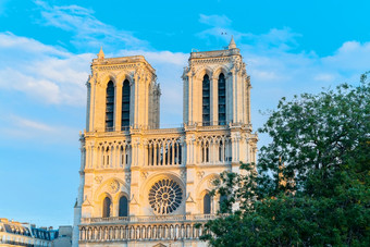 我们的爵士巴黎大教堂法国美妙的哥特体系结构秋天额视图我们的爵士巴黎大教堂法国美妙的哥特体系结构秋天额视图