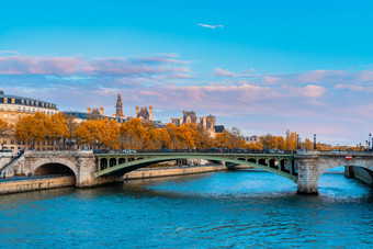 视图看到河我们的爵士桥和酒店要秋天城市巴黎法国视图看到河我们的爵士桥和酒店要秋天城市巴黎法国