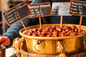 烤chesnuts铜碗与价格标签蒙马特巴黎烤chesnuts铜碗与价格标签蒙马特巴黎