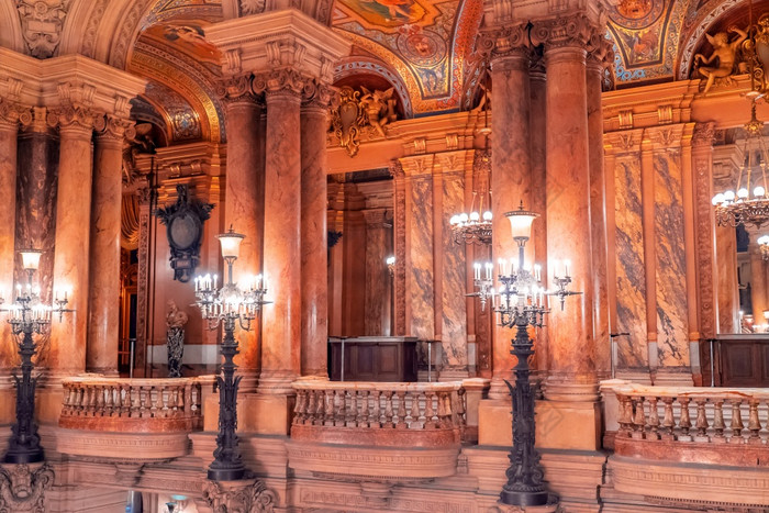 巴黎法国11月室内的歌剧国家巴黎加尼叶游说团体的主要楼梯阳台列和马赛克巴黎法国11月室内的歌剧国家巴黎加尼叶游说团体的主要楼梯阳台列和马赛克