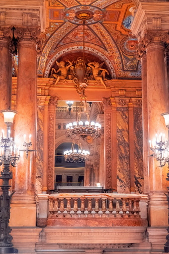 巴黎法国11月室内的歌剧国家巴黎加尼叶游说团体的主要楼梯阳台列和马赛克巴黎法国11月室内的歌剧国家巴黎加尼叶游说团体的主要楼梯阳台列和马赛克