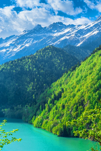 美丽的湖里察的高加索地区山绿色山山蓝色的天空与云春天景观美丽的湖里察的高加索地区山绿色山山蓝色的天空与云春天景观