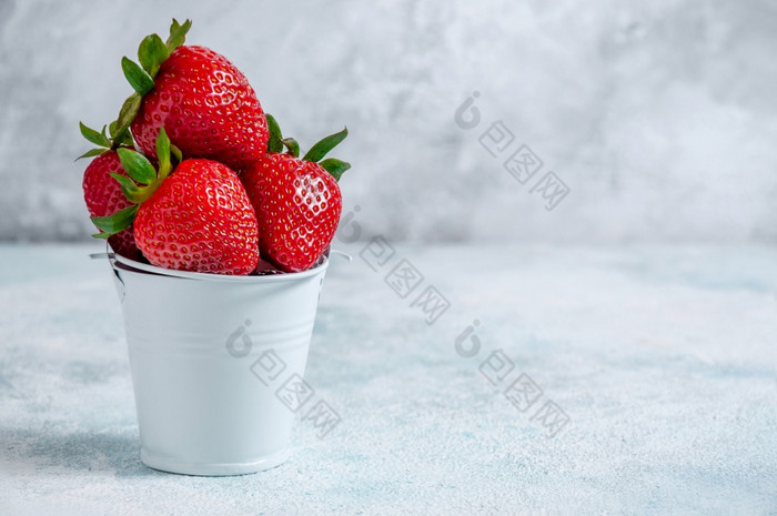 新鲜的草莓小白色桶董事会光背景新鲜的草莓小白色桶董事会光背景