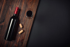 瓶酒软木塞和葡萄酒杯生锈的背景维耶夫瓶酒软木塞和葡萄酒杯生锈的背景