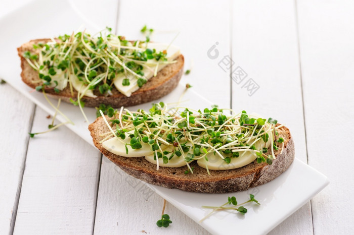 三明治与绿色年轻的豆芽微绿色和马苏里拉奶酪健康的和健康的零食