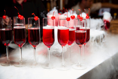 眼镜与红色的喝是的酒吧的玻璃装饰与樱桃眼镜是包围烟眼镜与红色的喝是的酒吧