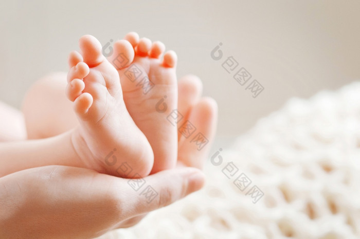 婴儿脚妈妈。手小新生儿婴儿rsquo脚女形状的手特写镜头妈妈和她的孩子快乐家庭概念美丽的概念上的图像孕妇