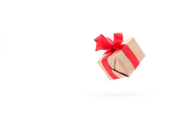 礼物盒子与红色的丝带孤立的白色背景零重力悬浮milimalismCopyspace概念销售购物圣诞节假期和生日礼物盒子与红色的丝带孤立的白色背景悬浮milimalismCopyspace概念销售购物圣