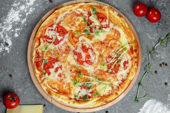 披萨margherita黑色的石头背景前视图披萨丽塔·哈与西红柿罗勒和马苏里拉奶酪奶酪关闭披萨margherita黑色的石头背景前视图披萨丽塔·哈与西红柿罗勒和马苏里拉奶酪奶酪关闭