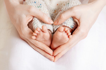 婴儿脚妈妈。手小新生儿婴儿rsquo脚女心形状的手特写镜头妈妈和她的孩子快乐家庭概念美丽的概念上的图像孕妇