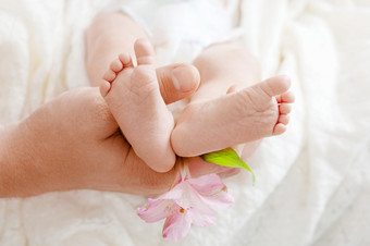 父持有的手脚新生儿婴儿小新生儿婴儿rsquo脚手特写镜头妈妈和她的孩子快乐家庭概念美丽的概念上的图像孕妇