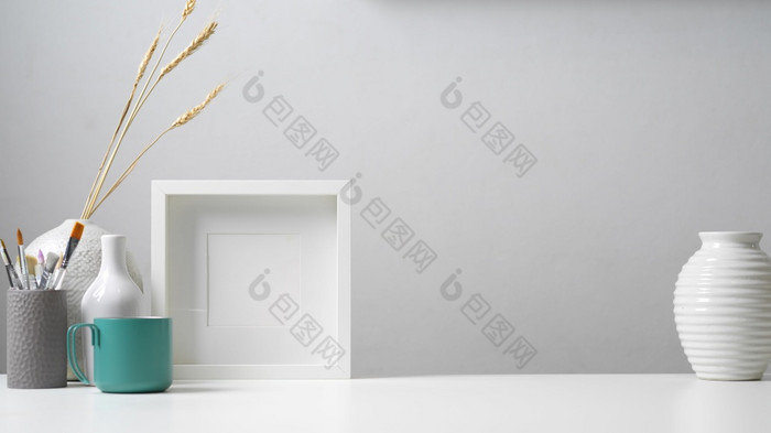 关闭视图首页办公室桌子上与复制空间模拟框架油漆刷和装饰白色概念首页办公室桌子上与复制空间模拟框架油漆刷和装饰白色概念