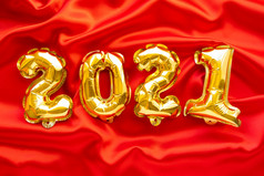 箔气球的形式数字新一年庆祝活动黄金空气气球红色的节日背景假期聚会，派对装饰前视图箔气球的形式数字新一年庆祝活动黄金空气气球红色的节日背景假期聚会，派对装饰前视图
