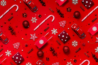 时尚的圣诞节模式与冬天和新一年玩具红色的背景前水平视图Copyspace时尚的圣诞节模式与冬天和新一年玩具红色的背景前水平视图Copyspace平铺